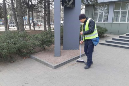 В Малиновском районе коммунальщики очистили бюветы и памятники (фото)