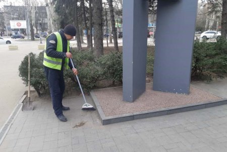 В Малиновском районе коммунальщики очистили бюветы и памятники (фото)