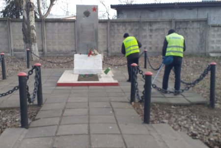 В Малиновском районе коммунальщики очистили бюветы и памятники (фото)