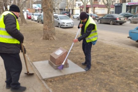 В Малиновском районе коммунальщики очистили бюветы и памятники (фото)