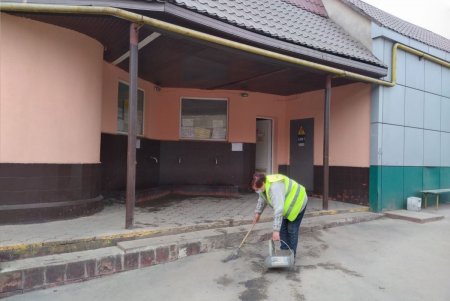 В Малиновском районе коммунальщики очистили бюветы и памятники (фото)