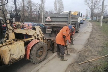 Коммунальщики вручную и с помощью спецтехники очищают дороги после зимы (фото)