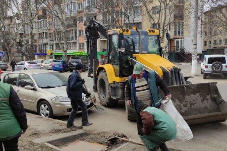 Коммунальщики вручную и с помощью спецтехники очищают дороги после зимы (фото)