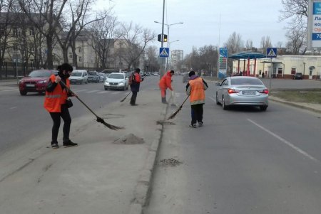 Коммунальщики вручную и с помощью спецтехники очищают дороги после зимы (фото)