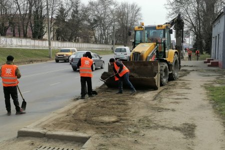 Коммунальщики вручную и с помощью спецтехники очищают дороги после зимы (фото)