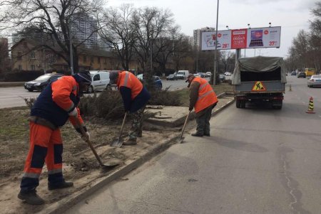 Коммунальщики вручную и с помощью спецтехники очищают дороги после зимы (фото)