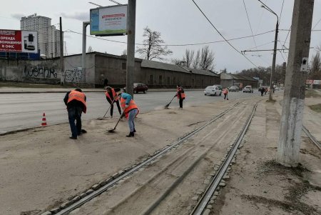 Коммунальщики вручную и с помощью спецтехники очищают дороги после зимы (фото)