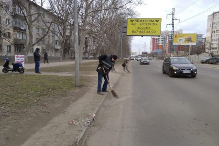 Коммунальщики вручную и с помощью спецтехники очищают дороги после зимы (фото)