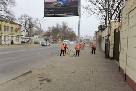 Коммунальщики вручную и с помощью спецтехники очищают дороги после зимы (фото)