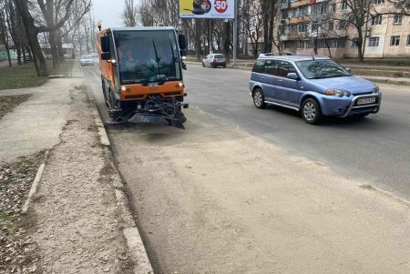 Коммунальщики вручную и с помощью спецтехники очищают дороги после зимы (фото)