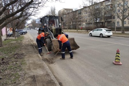Коммунальщики вручную и с помощью спецтехники очищают дороги после зимы (фото)