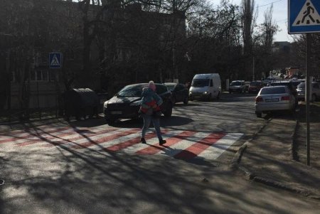 Специалисты обновили разметку пешеходного перехода на Маршала Говорова (фото)