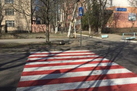 Специалисты обновили разметку пешеходного перехода на Маршала Говорова (фото)