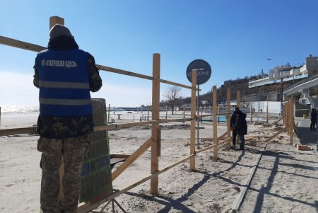 На одесском пляже «Чайка» демонтируют незаконно оборудованные системы водоснабжения и водоотведения (фото)