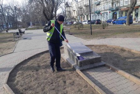 Коммунальщики привели в порядок бюветы и памятники в Приморском районе (фото)