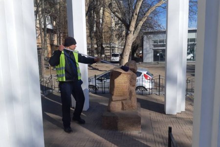 Коммунальщики привели в порядок бюветы и памятники в Приморском районе (фото)