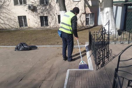 Коммунальщики привели в порядок бюветы и памятники в Приморском районе (фото)