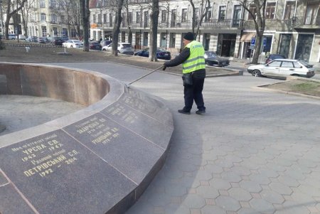 Коммунальщики привели в порядок бюветы и памятники в Приморском районе (фото)