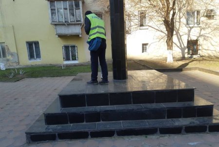 Коммунальщики привели в порядок бюветы и памятники в Приморском районе (фото)