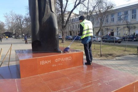 Коммунальщики привели в порядок бюветы и памятники в Приморском районе (фото)