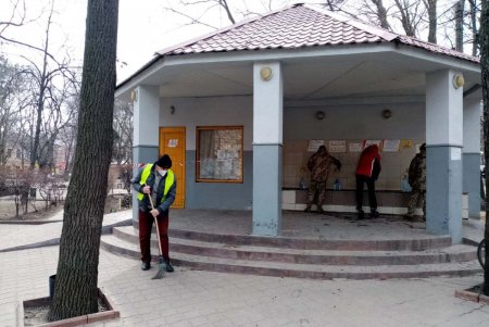 Коммунальщики привели в порядок бюветы и памятники в Приморском районе (фото)
