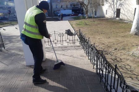 Коммунальщики привели в порядок бюветы и памятники в Приморском районе (фото)