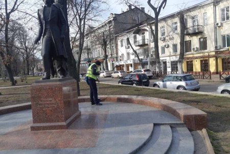Коммунальщики привели в порядок бюветы и памятники в Приморском районе (фото)