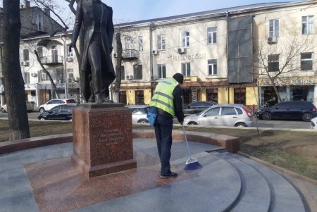 Коммунальщики привели в порядок бюветы и памятники в Приморском районе (фото)