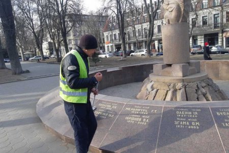Коммунальщики привели в порядок бюветы и памятники в Приморском районе (фото)