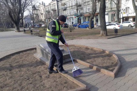 Коммунальщики привели в порядок бюветы и памятники в Приморском районе (фото)