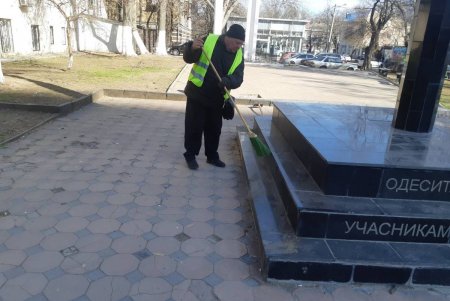 Коммунальщики привели в порядок бюветы и памятники в Приморском районе (фото)