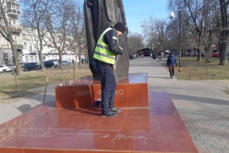Коммунальщики привели в порядок бюветы и памятники в Приморском районе (фото)
