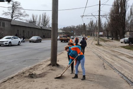 Сотрудники коммунальных предприятий и ЖКСов круглосуточно проводят комплексную уборку дорог и тротуаров (фото)