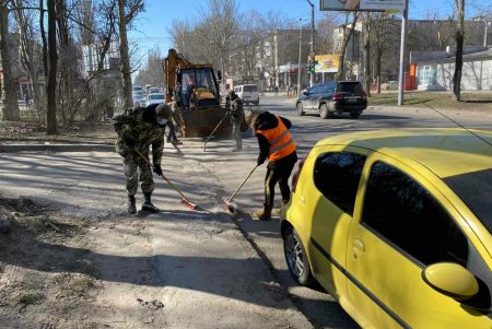 Сотрудники коммунальных предприятий и ЖКСов круглосуточно проводят комплексную уборку дорог и тротуаров (фото)