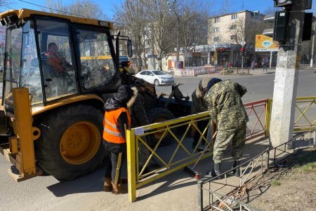 Сотрудники коммунальных предприятий и ЖКСов круглосуточно проводят комплексную уборку дорог и тротуаров (фото)