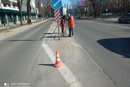Сотрудники коммунальных предприятий и ЖКСов круглосуточно проводят комплексную уборку дорог и тротуаров (фото)