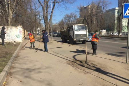 Сотрудники коммунальных предприятий и ЖКСов круглосуточно проводят комплексную уборку дорог и тротуаров (фото)