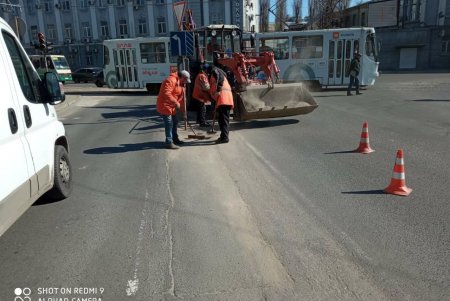 Сотрудники коммунальных предприятий и ЖКСов круглосуточно проводят комплексную уборку дорог и тротуаров (фото)