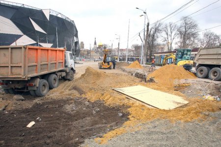 Капремонт Новощепного ряда: обновление инженерных сетей, установка рельсов и укладка тротуарной плитки (фоторепортаж) 