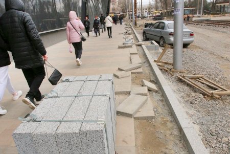 Капремонт Новощепного ряда: обновление инженерных сетей, установка рельсов и укладка тротуарной плитки (фоторепортаж) 