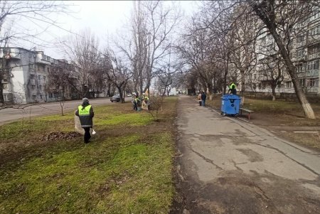 Коммунальщики провели субботник по уборке улиц во всех районах города (фото)