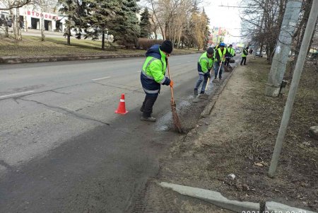 Коммунальщики провели субботник по уборке улиц во всех районах города (фото)