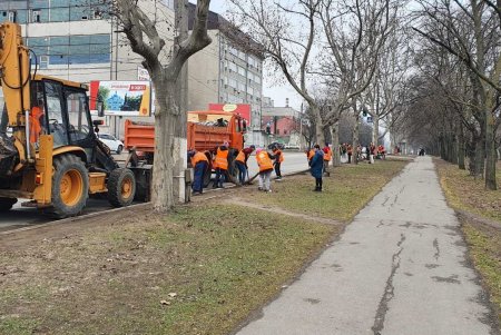 Коммунальщики провели субботник по уборке улиц во всех районах города (фото)