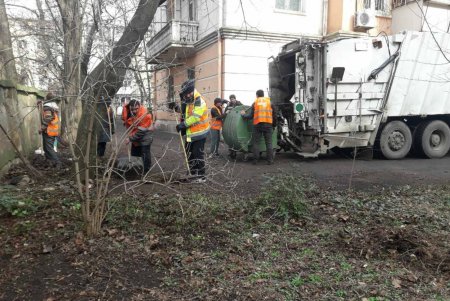 Коммунальщики провели субботник по уборке улиц во всех районах города (фото)