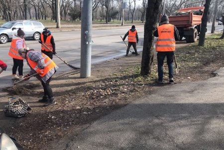 Коммунальщики провели субботник по уборке улиц во всех районах города (фото)
