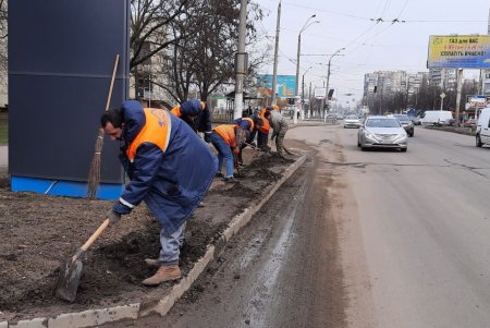 Коммунальщики провели субботник по уборке улиц во всех районах города (фото)