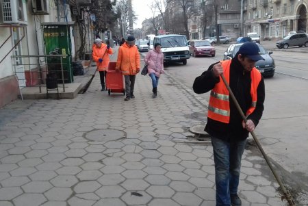 Коммунальщики провели субботник по уборке улиц во всех районах города (фото)