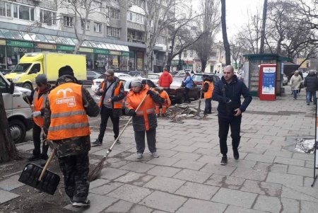Коммунальщики провели субботник по уборке улиц во всех районах города (фото)