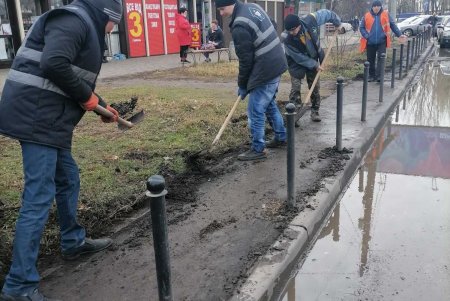 Коммунальщики провели субботник по уборке улиц во всех районах города (фото)