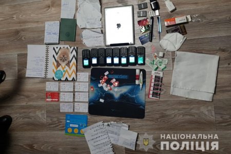 «Ваш родственник совершил ДТП»: в Одессе задержаны трое из банды мошенников, выманивавшей деньги у пенсионеров (фото, видео)